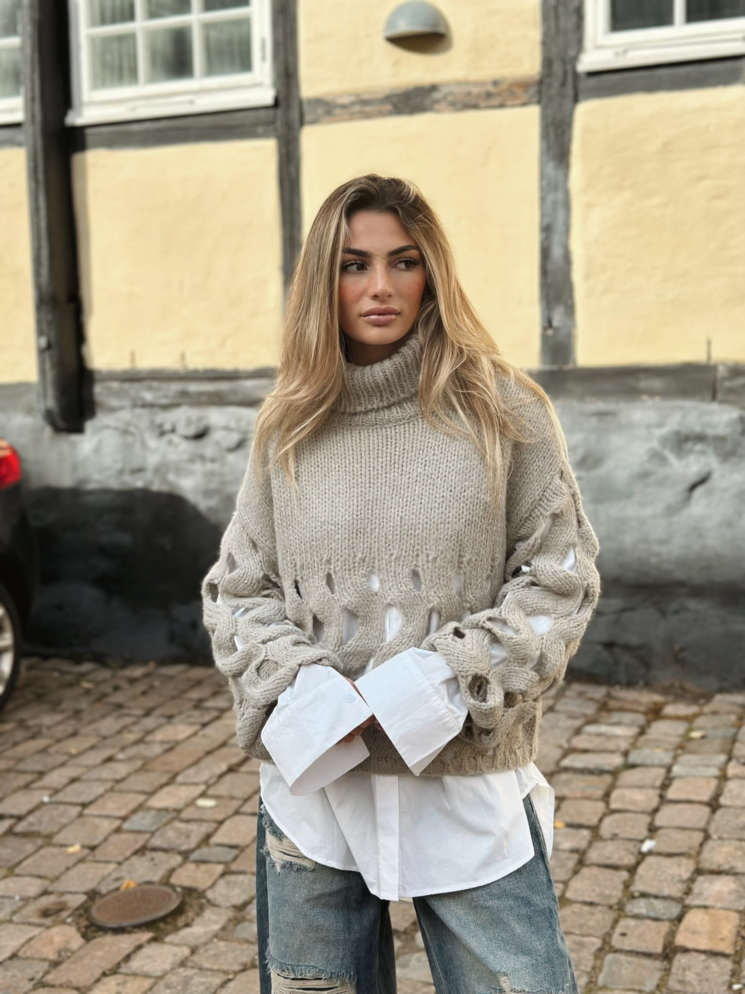 Stickad tröja med hålmönster