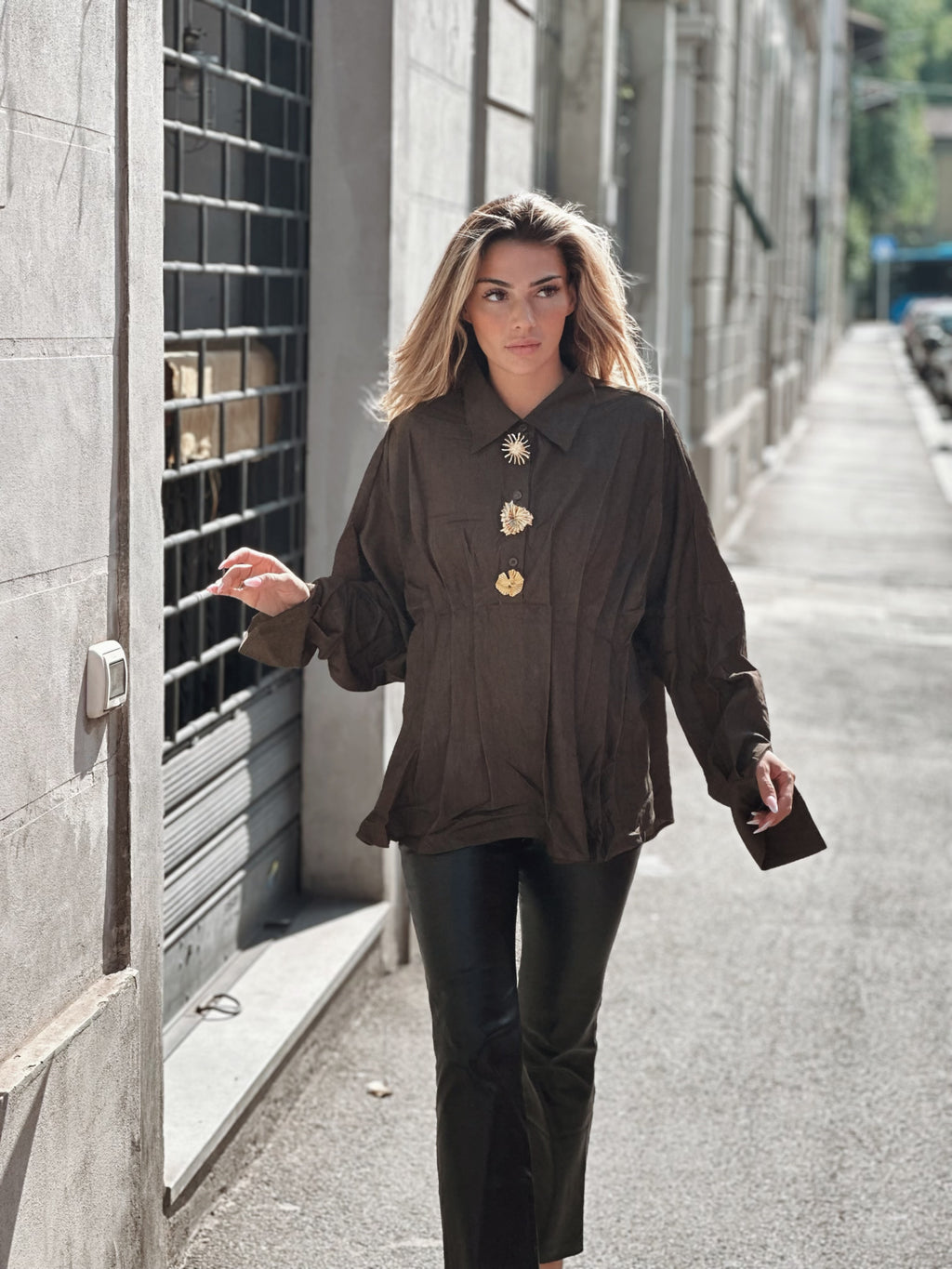 Oversized skjorta med dekorativa knappar