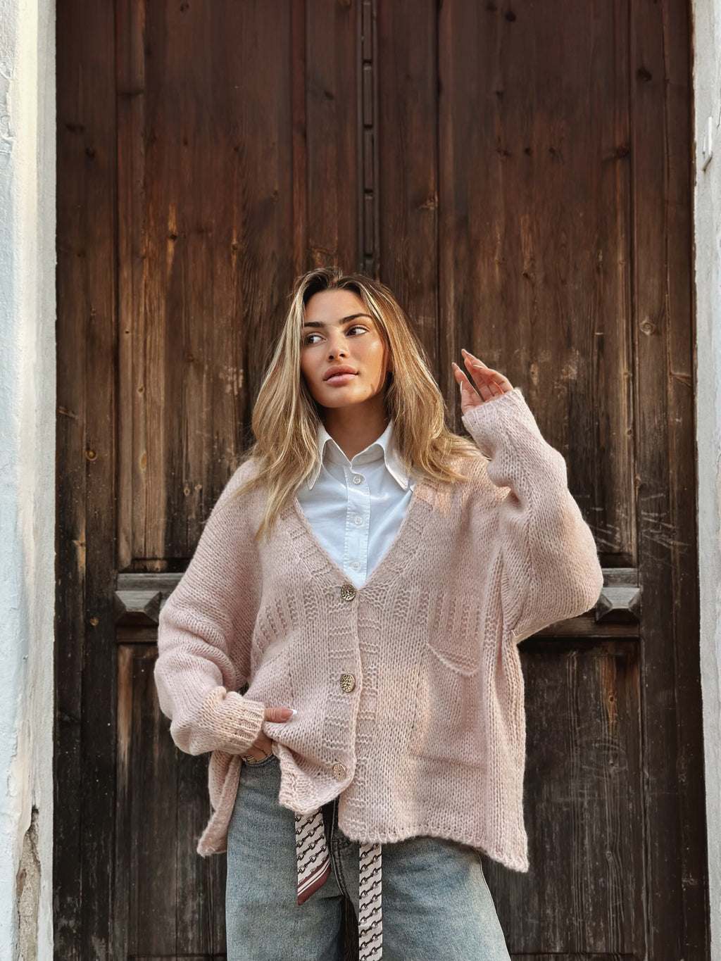 Stickad kofta med fickor och dekorativa knappar