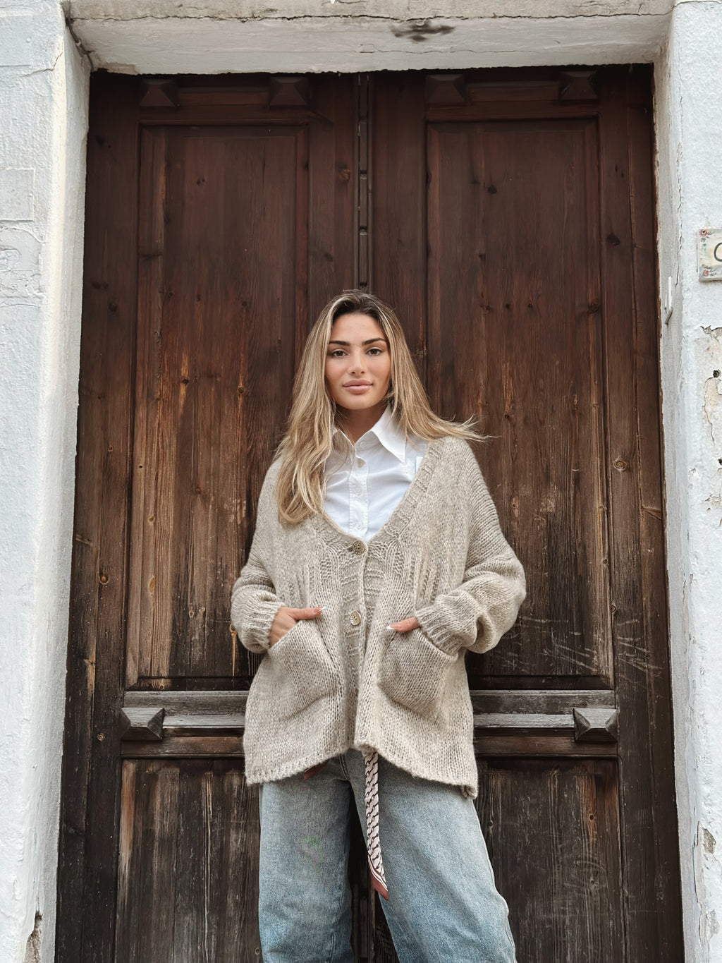 Stickad kofta med fickor och dekorativa knappar