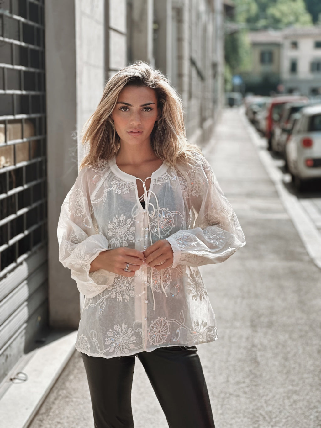 Romantisk broderad blus