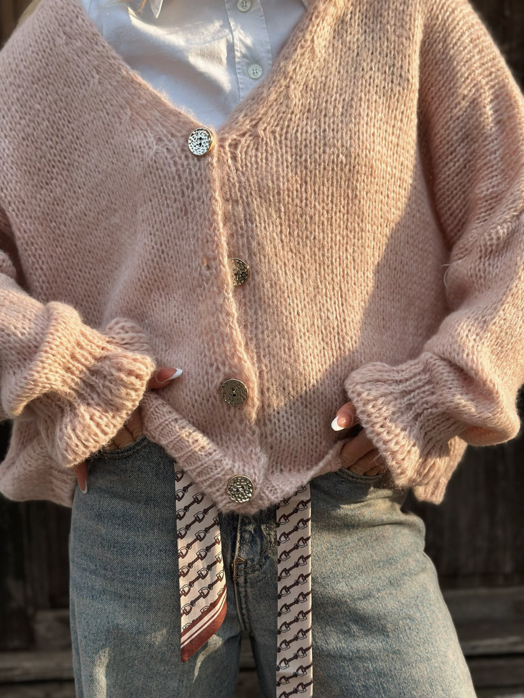 Stickad kofta med volangärm