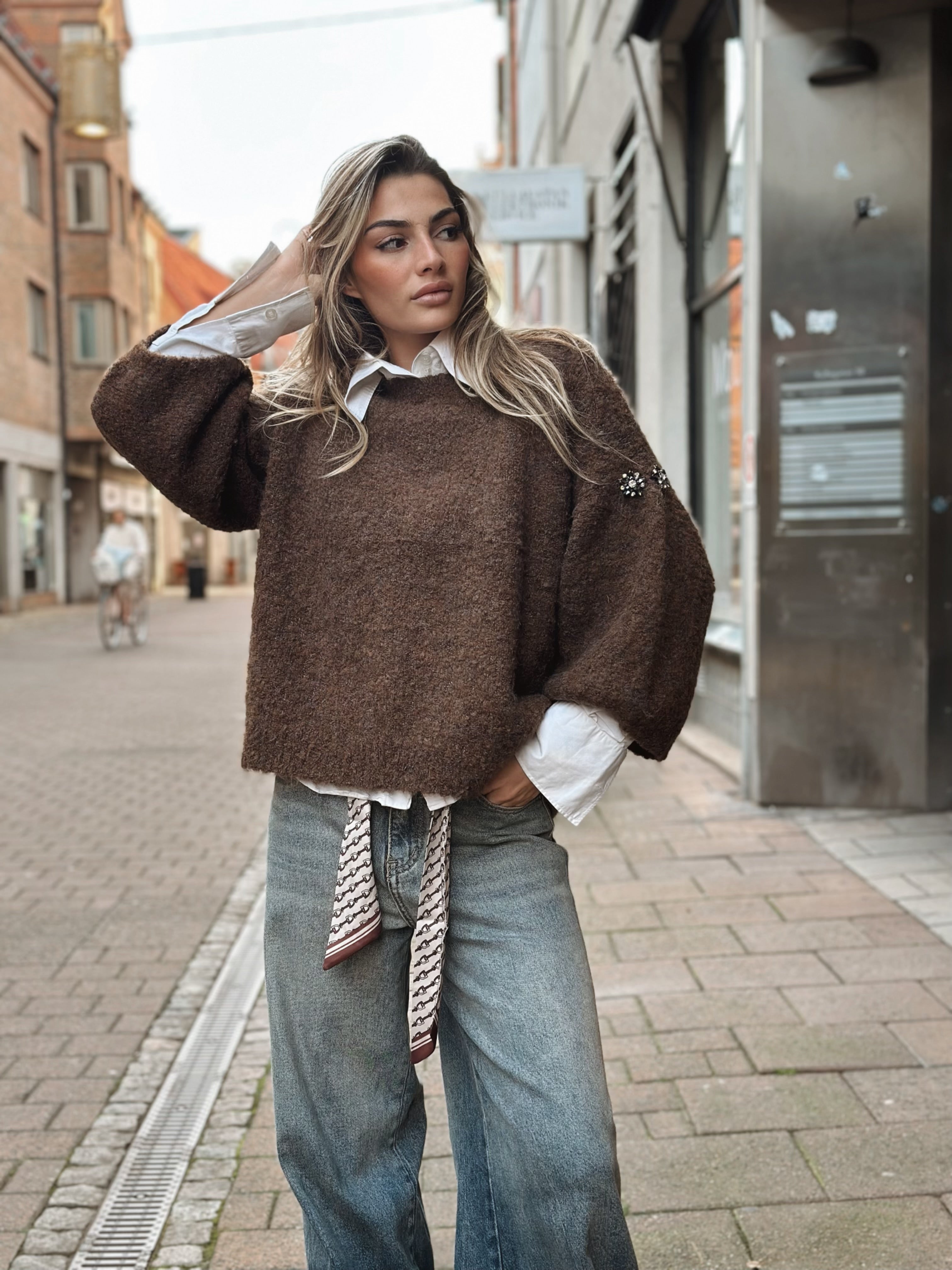 Stickad tröja med broschdetalj