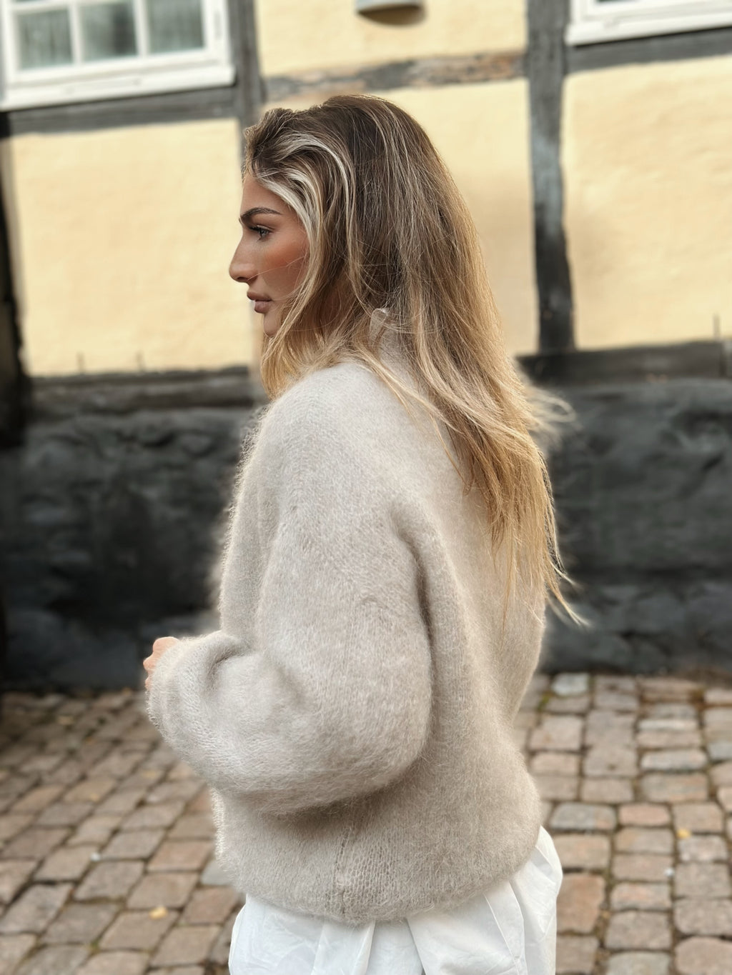 Mohairkofta med knappar – beige & mörkbrun