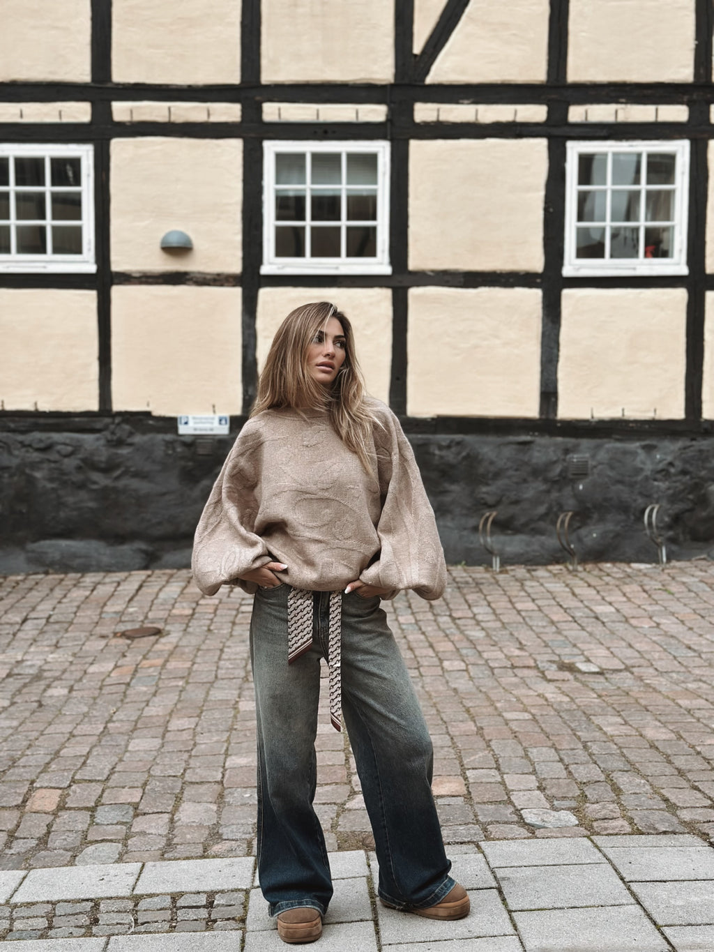 Stickad tröja med ballongärm