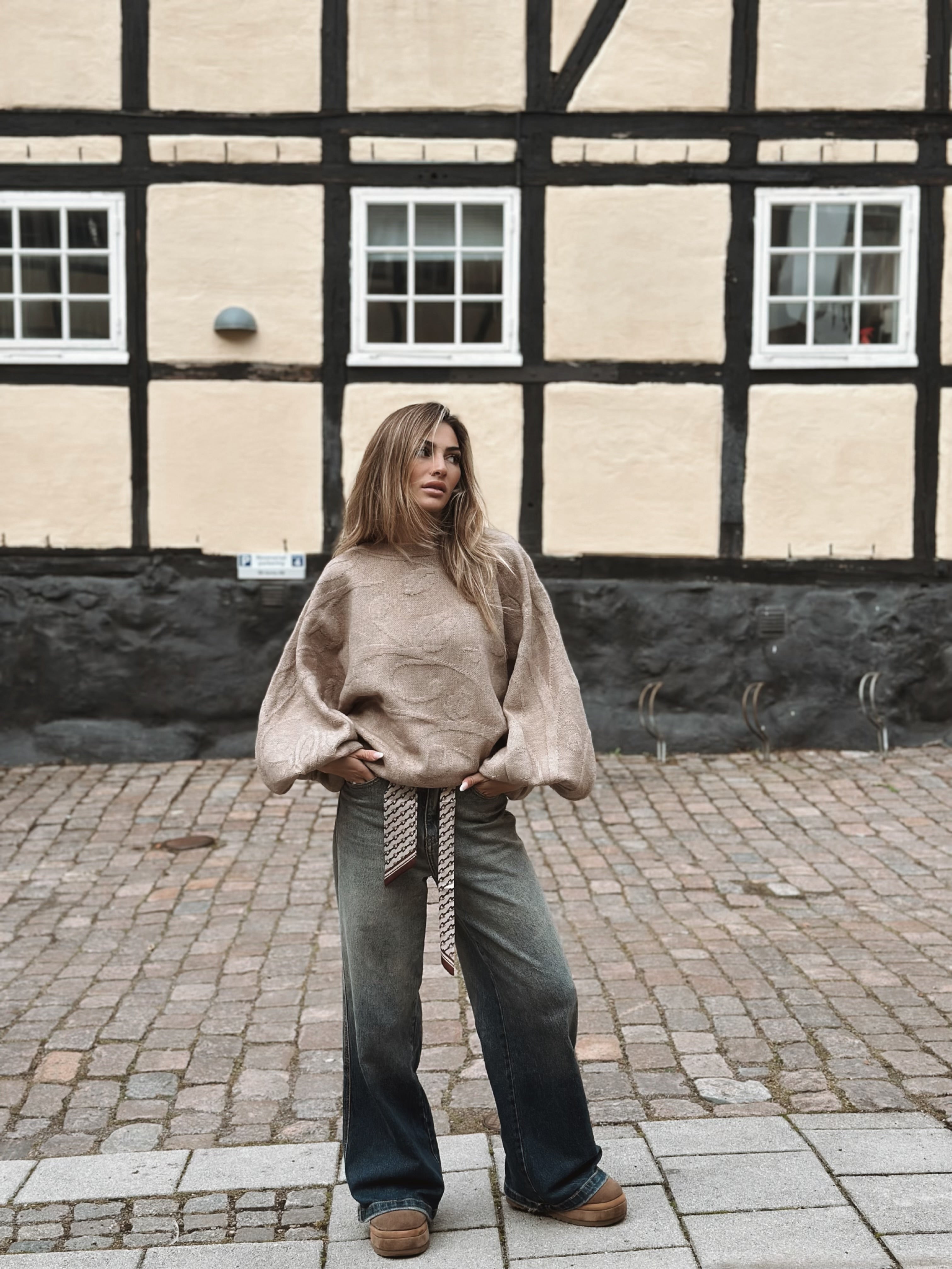 Stickad tröja med ballongärm