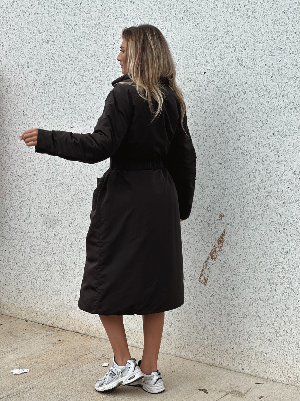 Lång pufferjacka med skärp