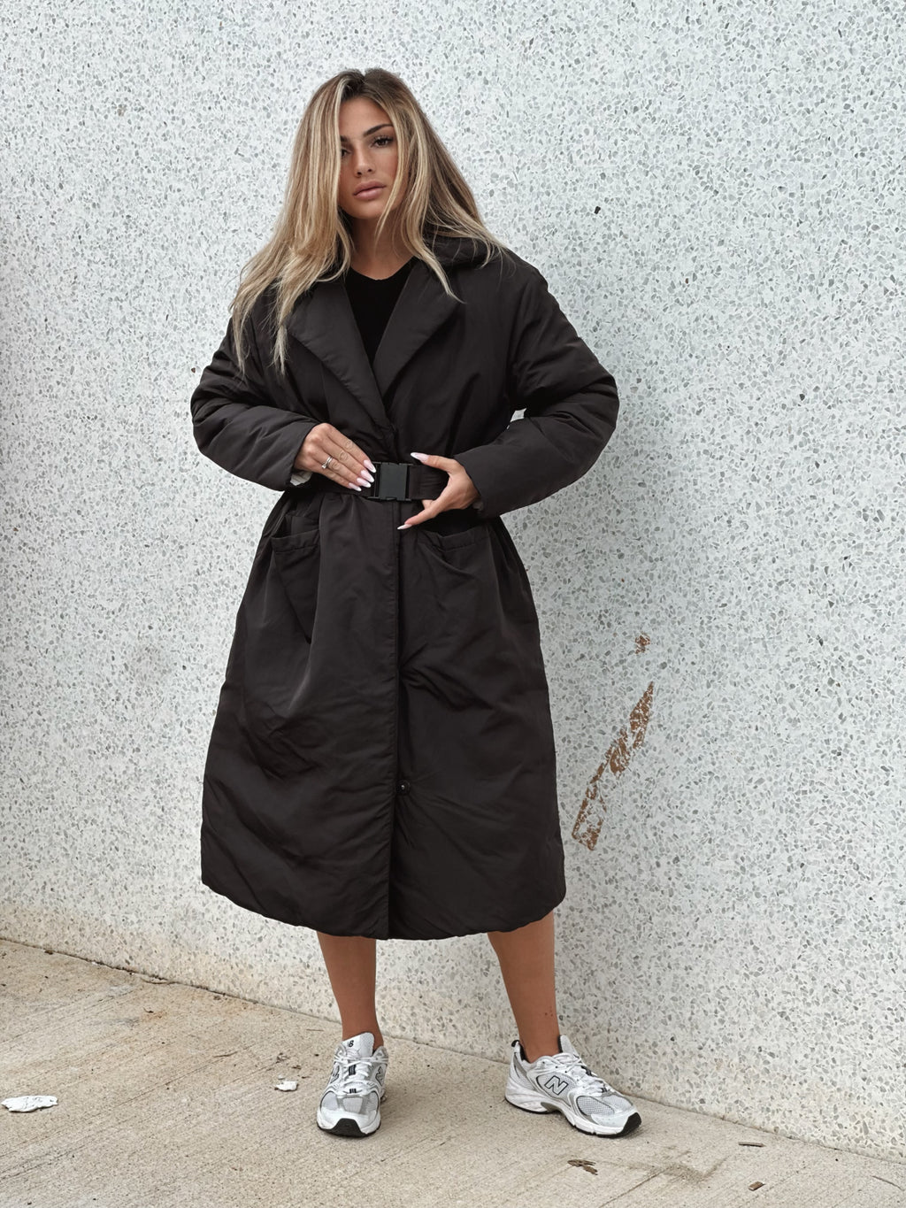 Lång pufferjacka med skärp