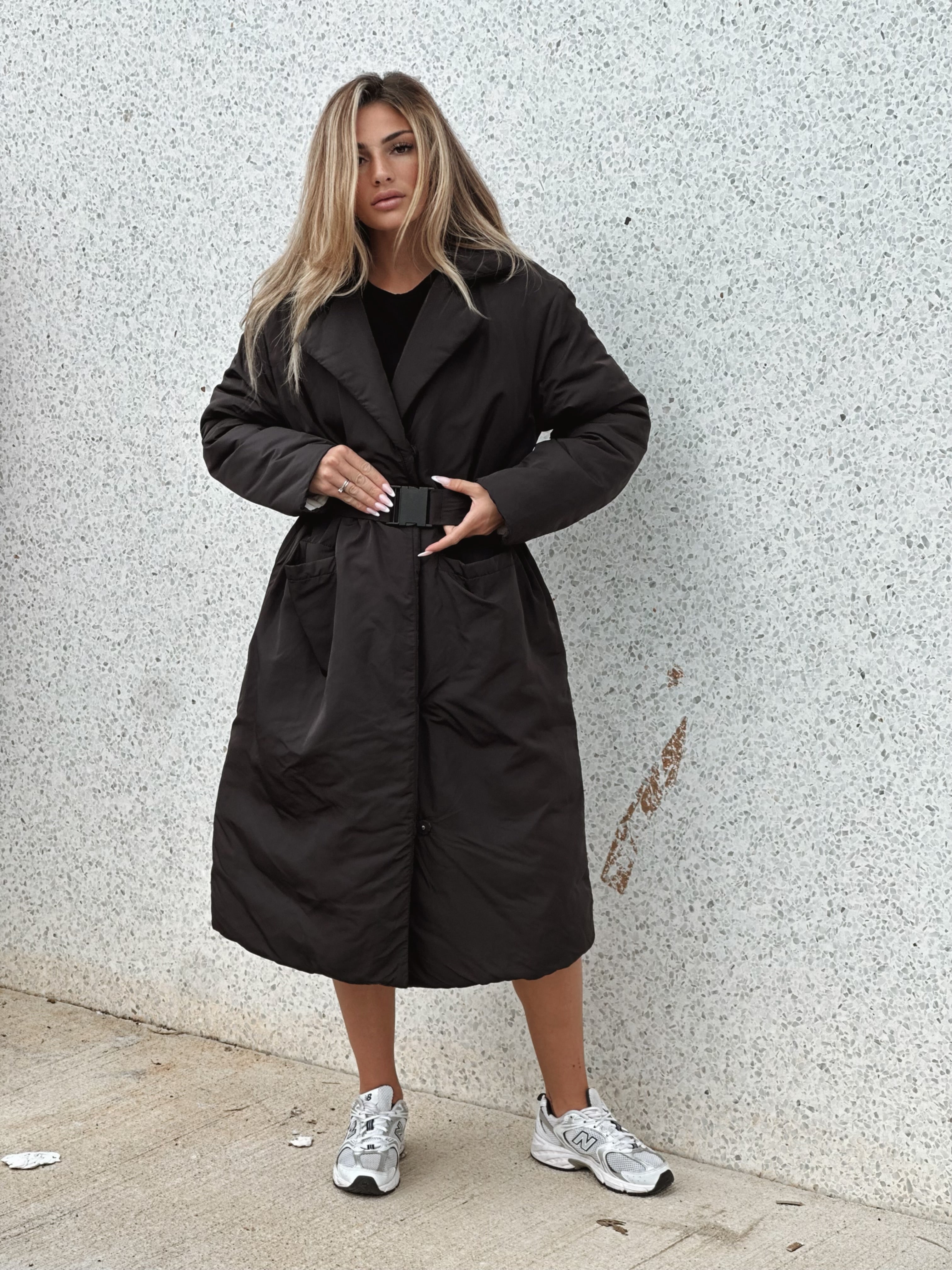 Lång pufferjacka med skärp