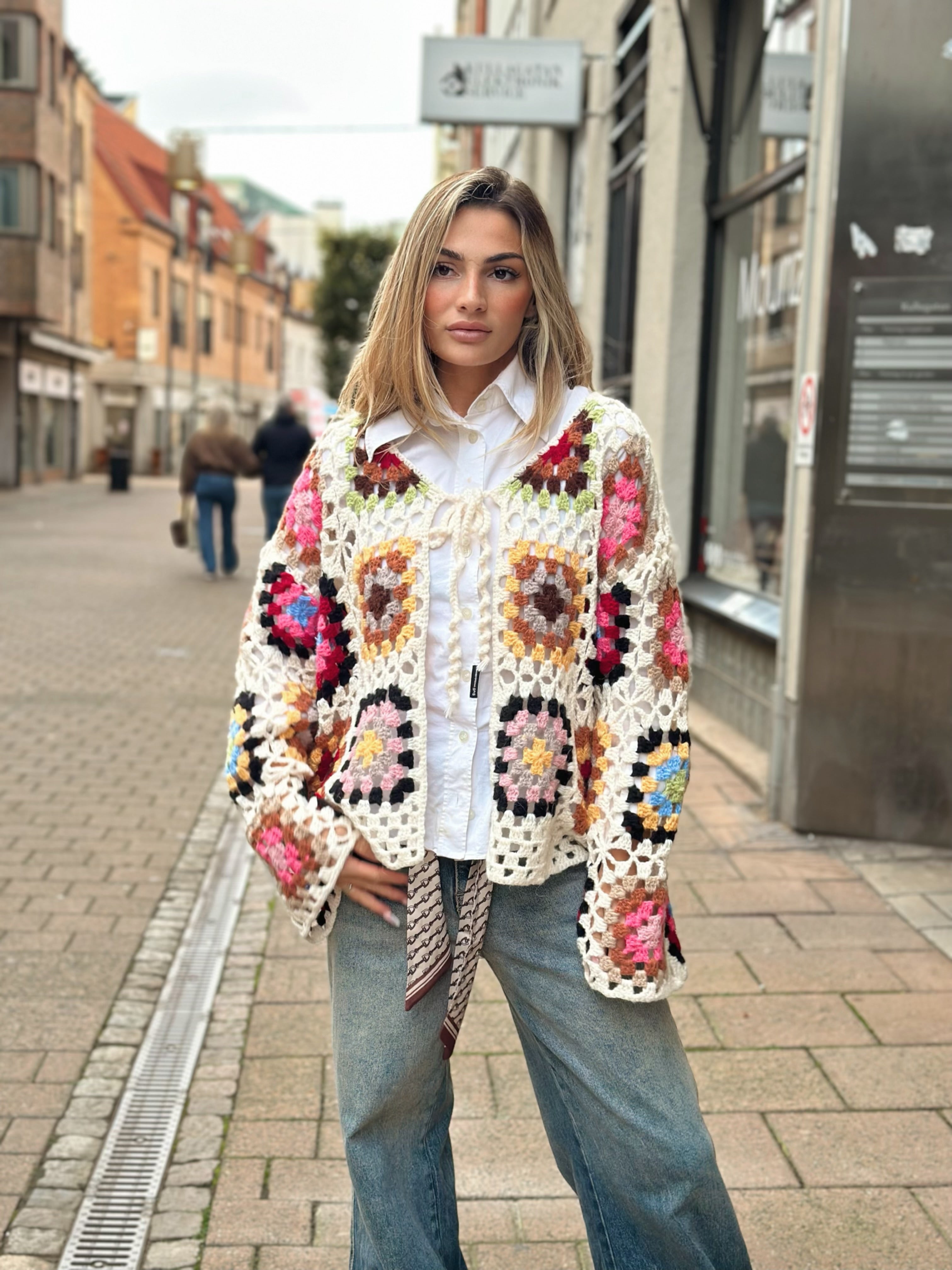 Virkad kofta i boho-stil