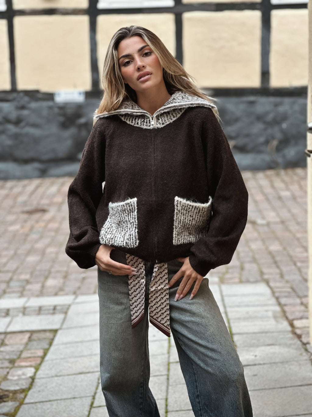 Stickad hoodie med kontrastdetaljer