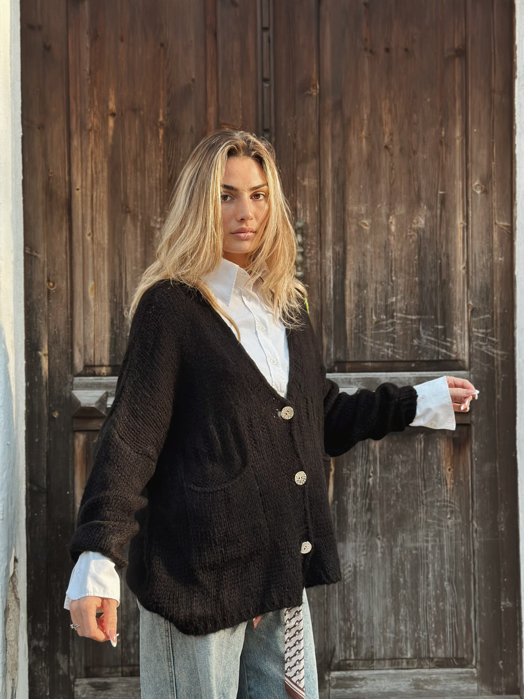 Stickad kofta med fickor och dekorativa knappar