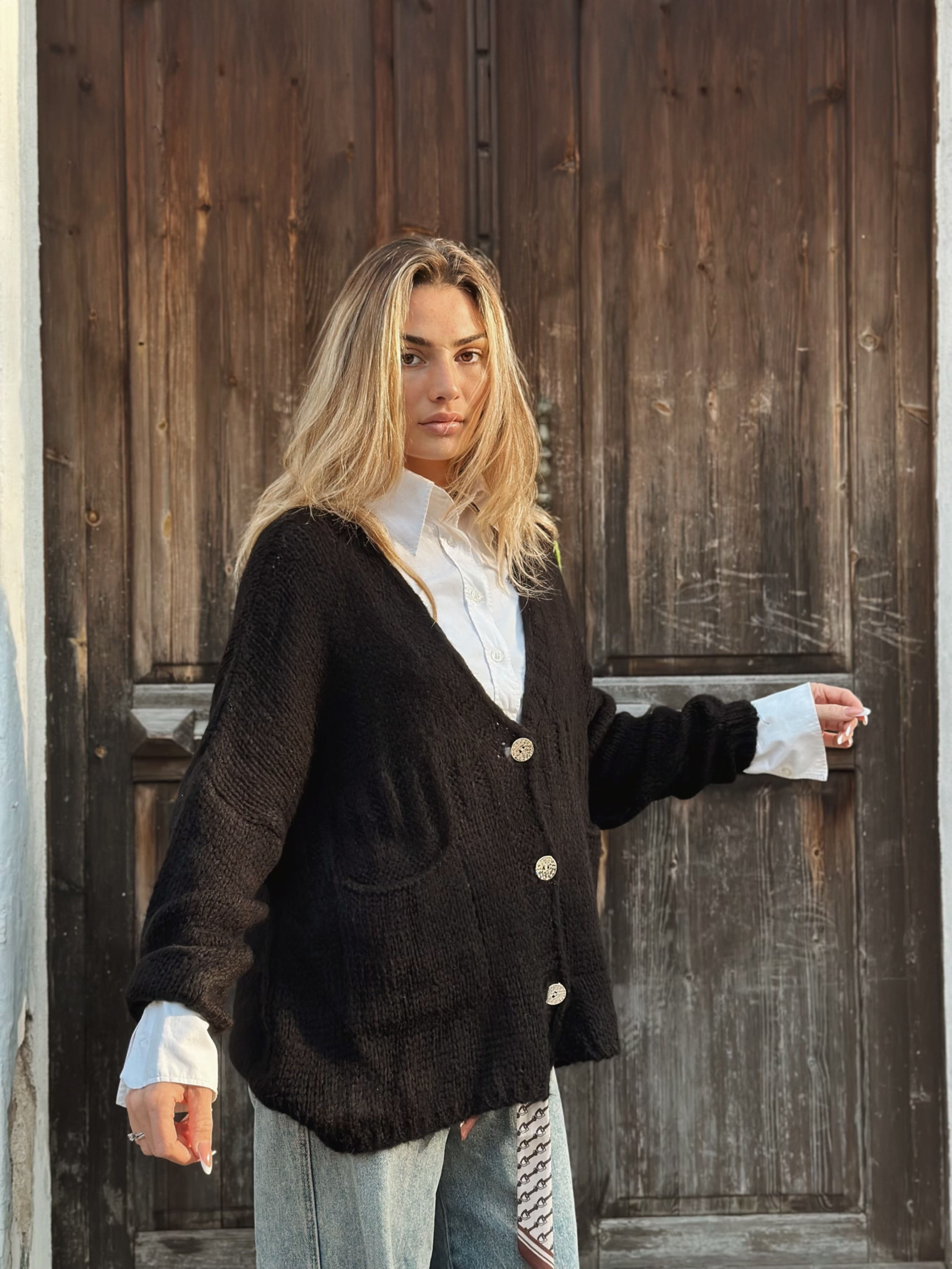 Stickad kofta med fickor och dekorativa knappar