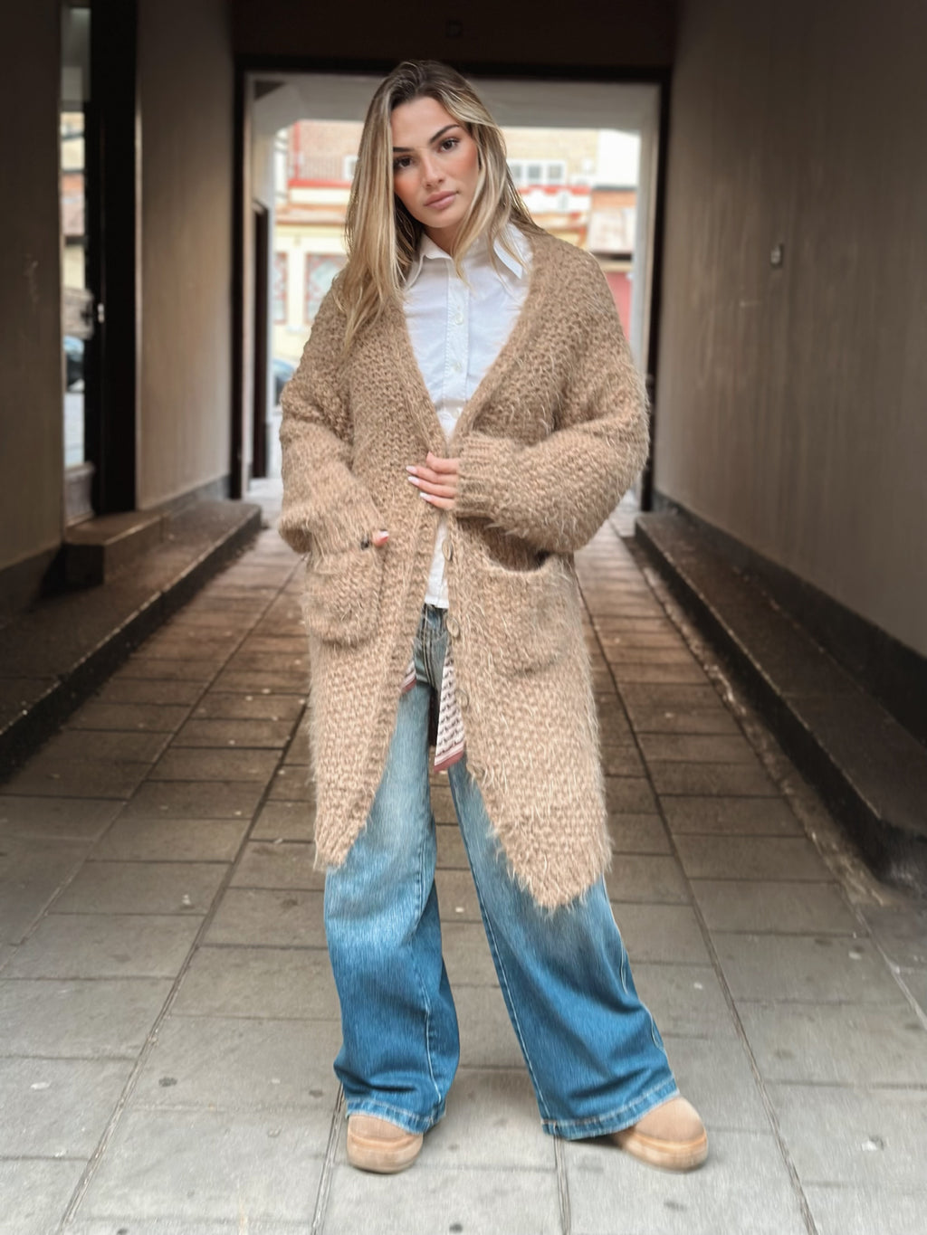 Stickad långkofta med knappar