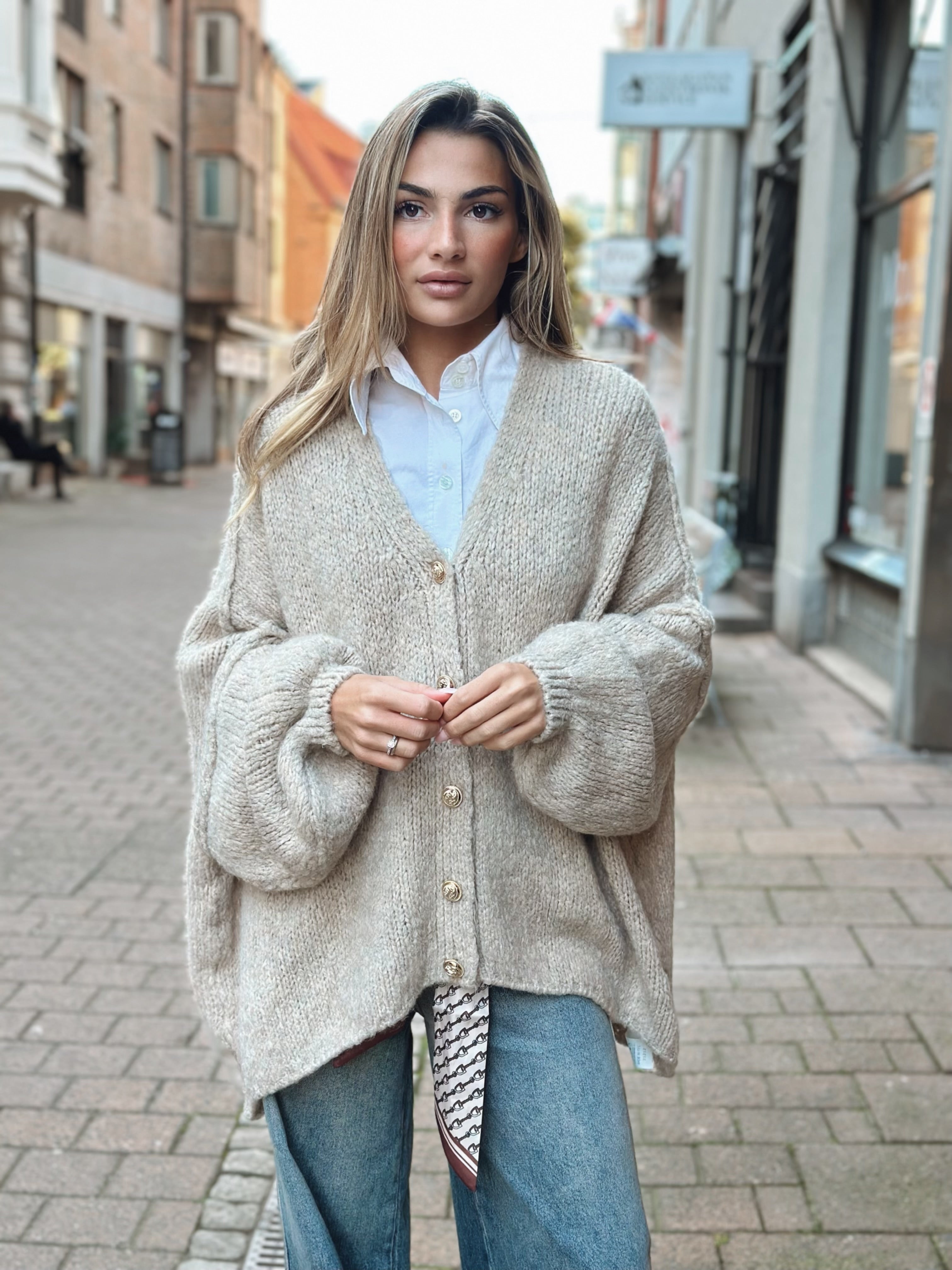 Oversized kofta med knappar