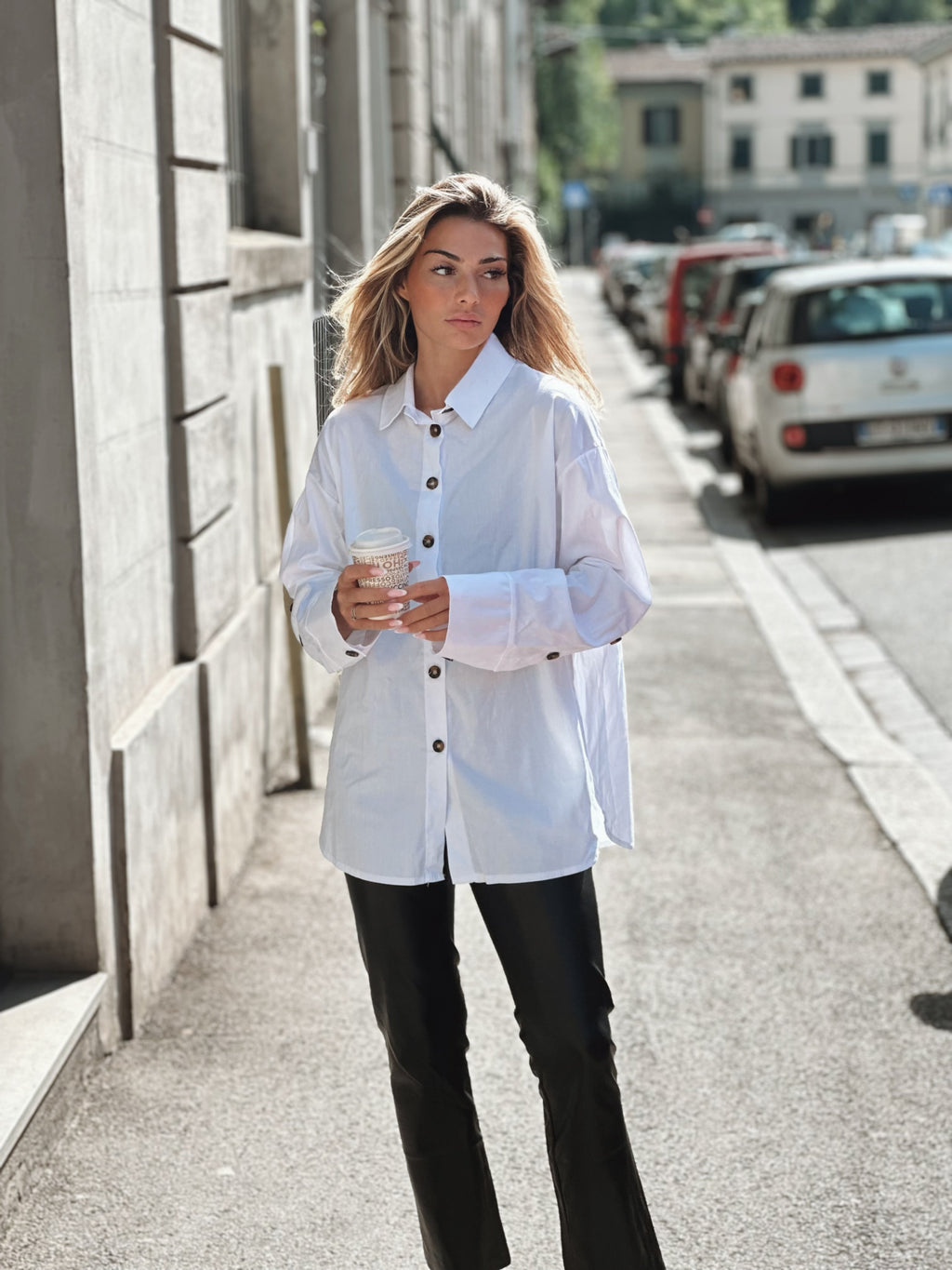 Trendig skjorta med knappar