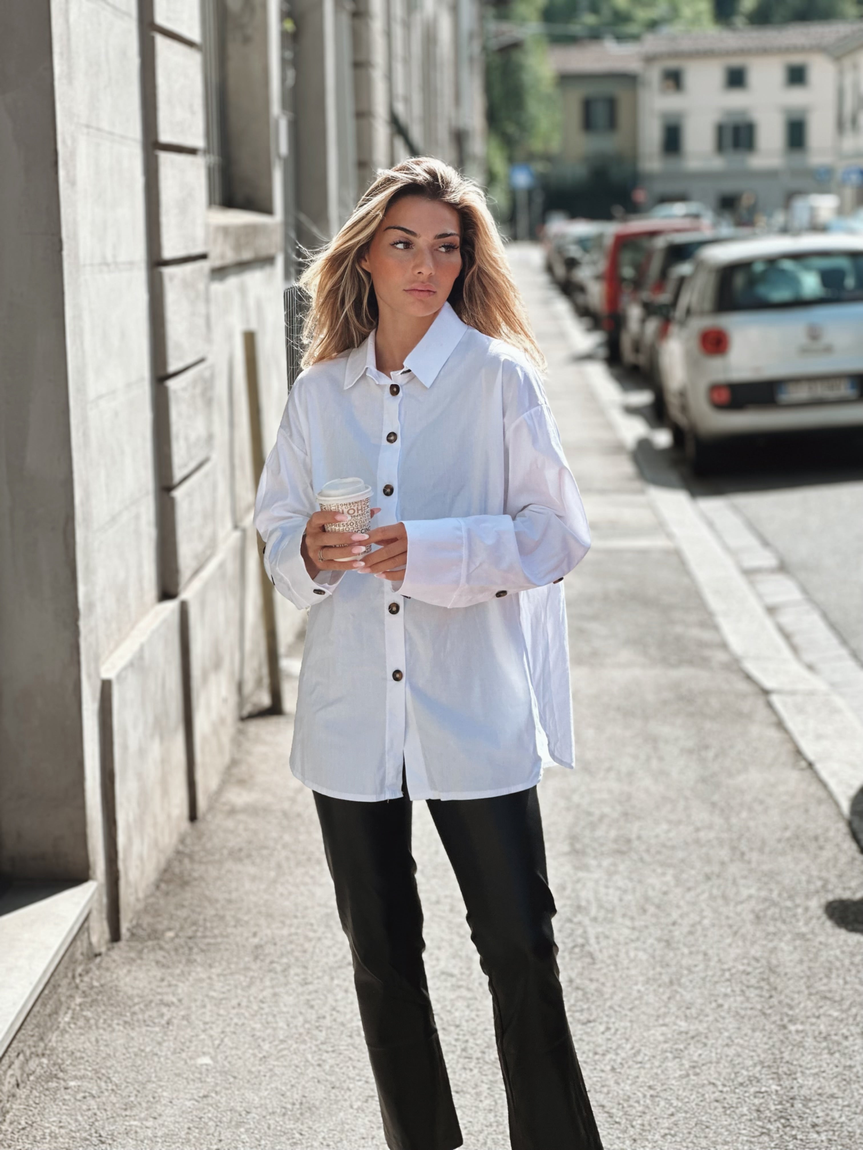 Trendig skjorta med knappar