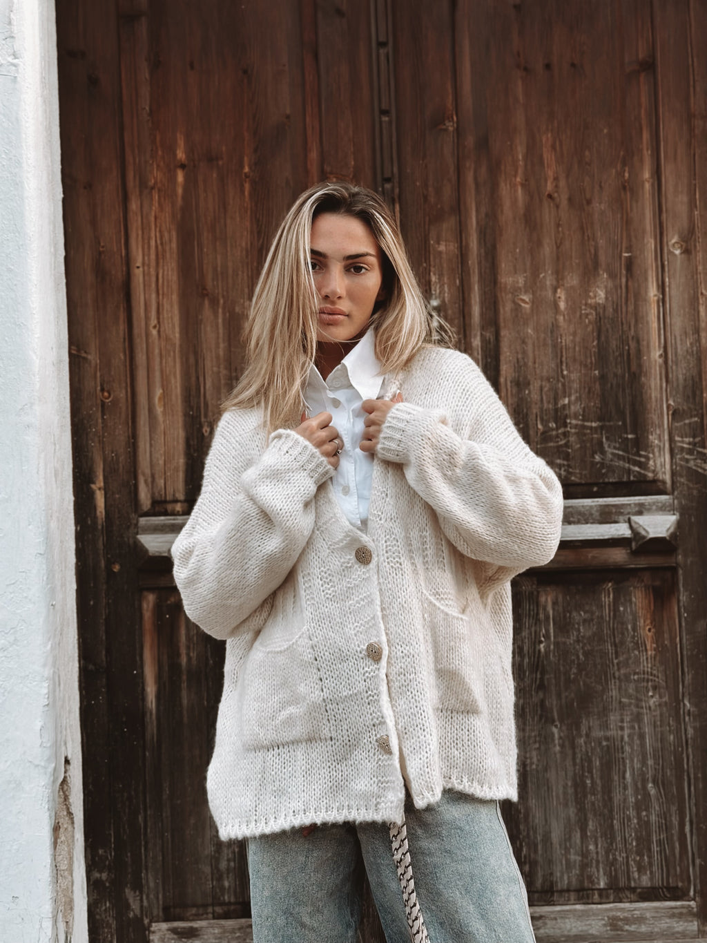 Stickad kofta med fickor och dekorativa knappar