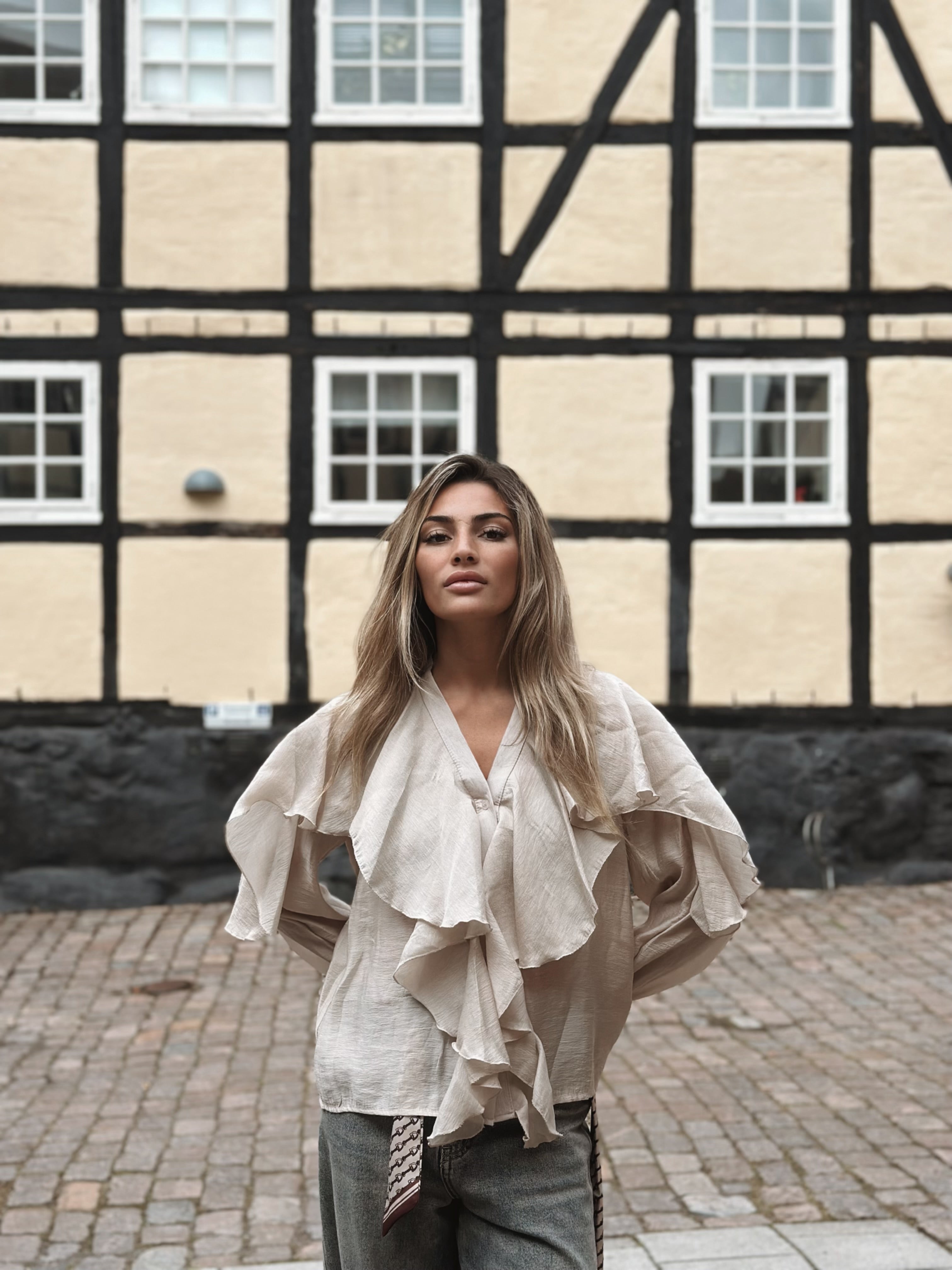 Volangblus i lyxig Tencel – Made in Italy