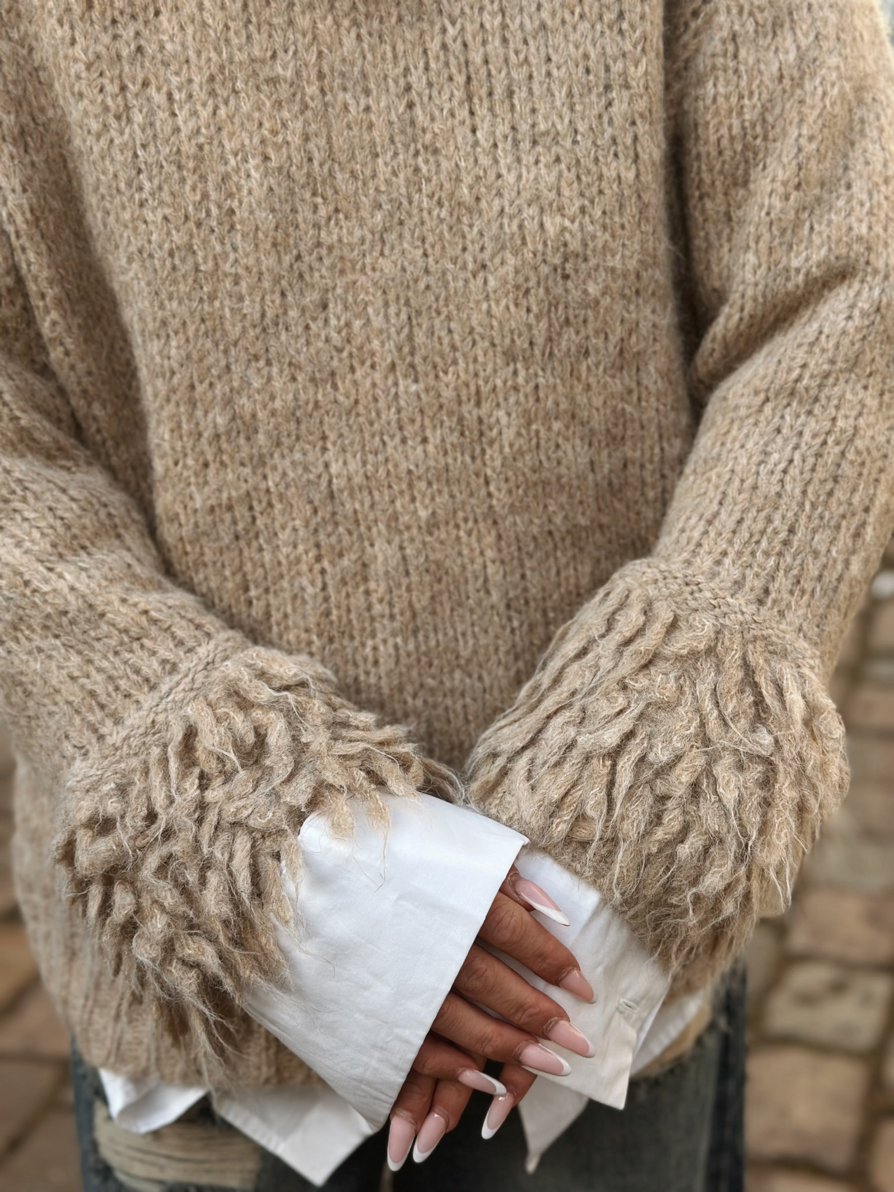 Stickad tröja med fluffiga ärmar