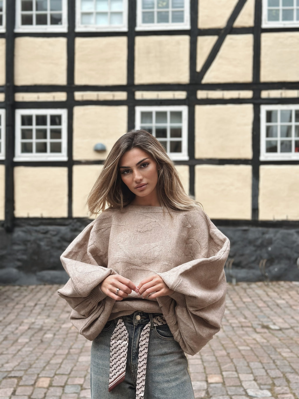 Stickad tröja med ballongärm