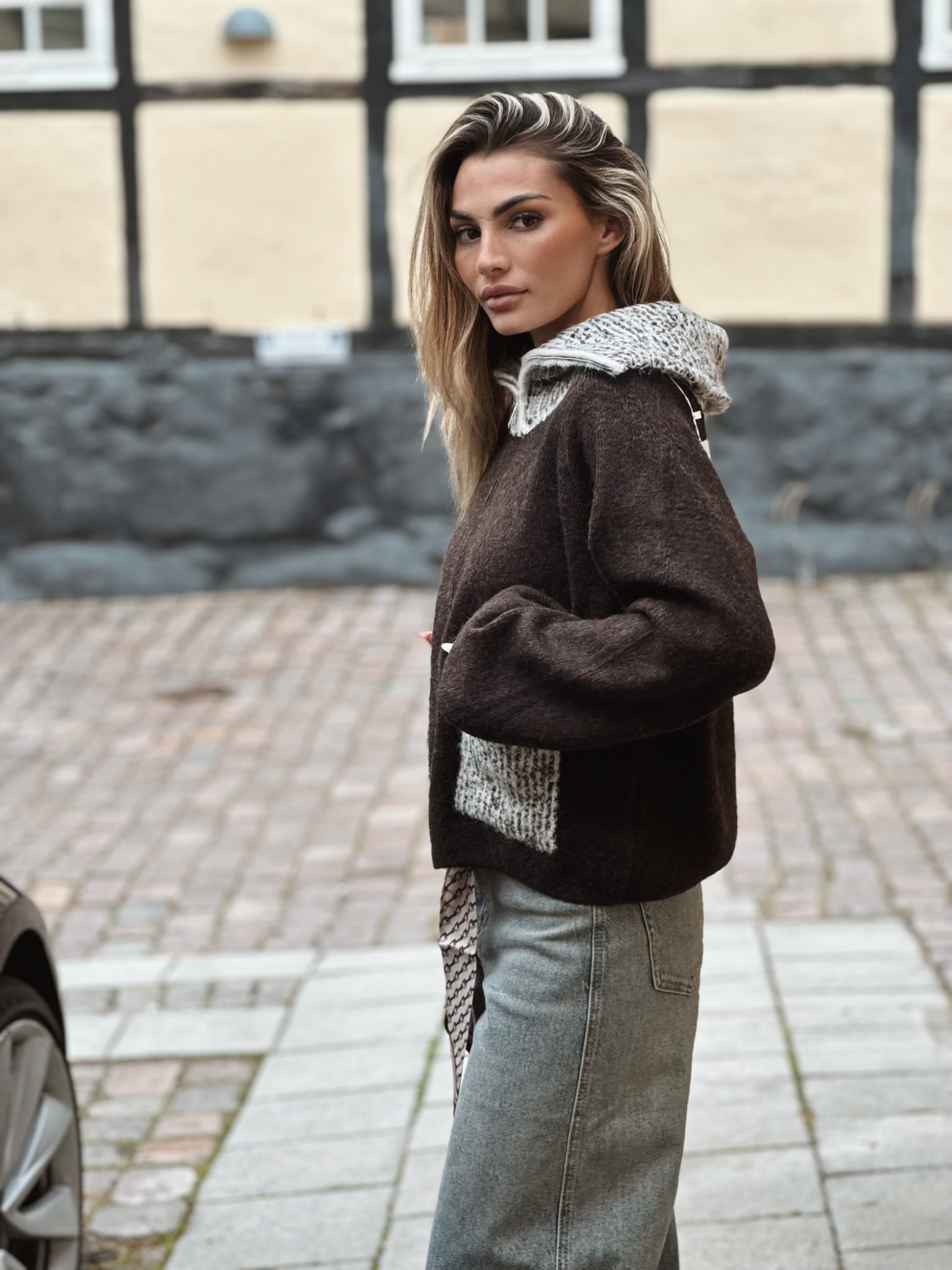 Stickad hoodie med kontrastdetaljer