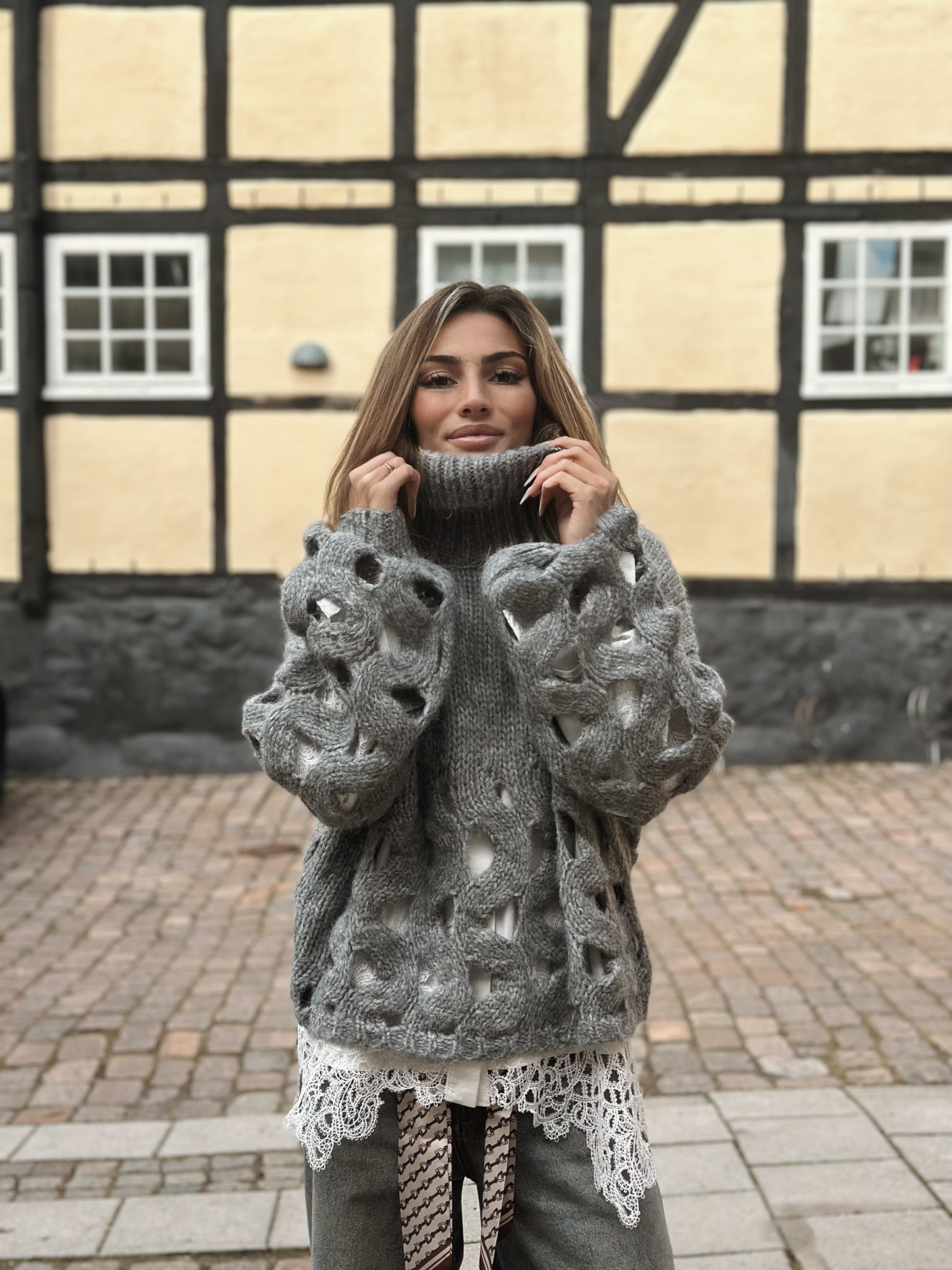 Stickad tröja med hålmönster