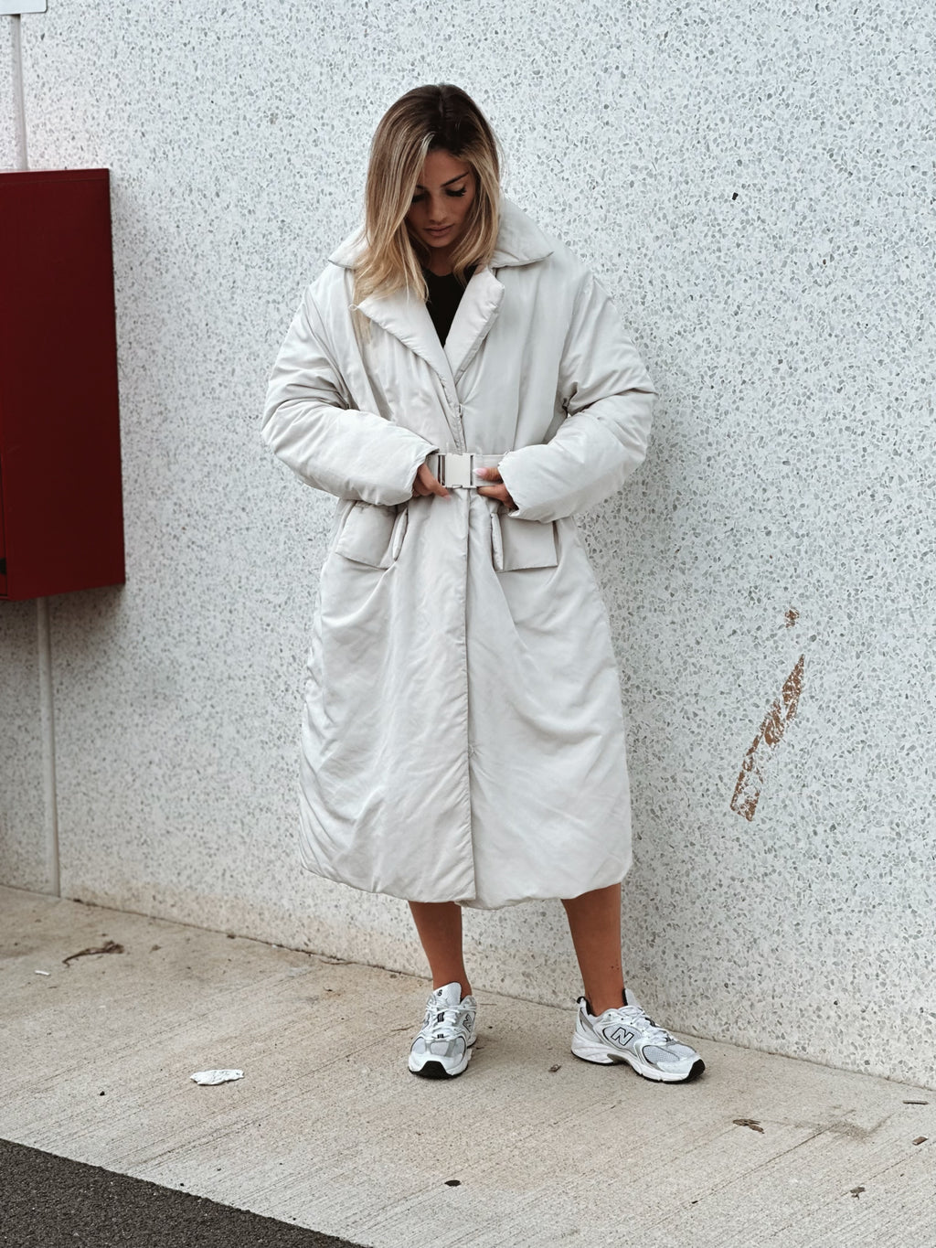 Lång pufferjacka med skärp