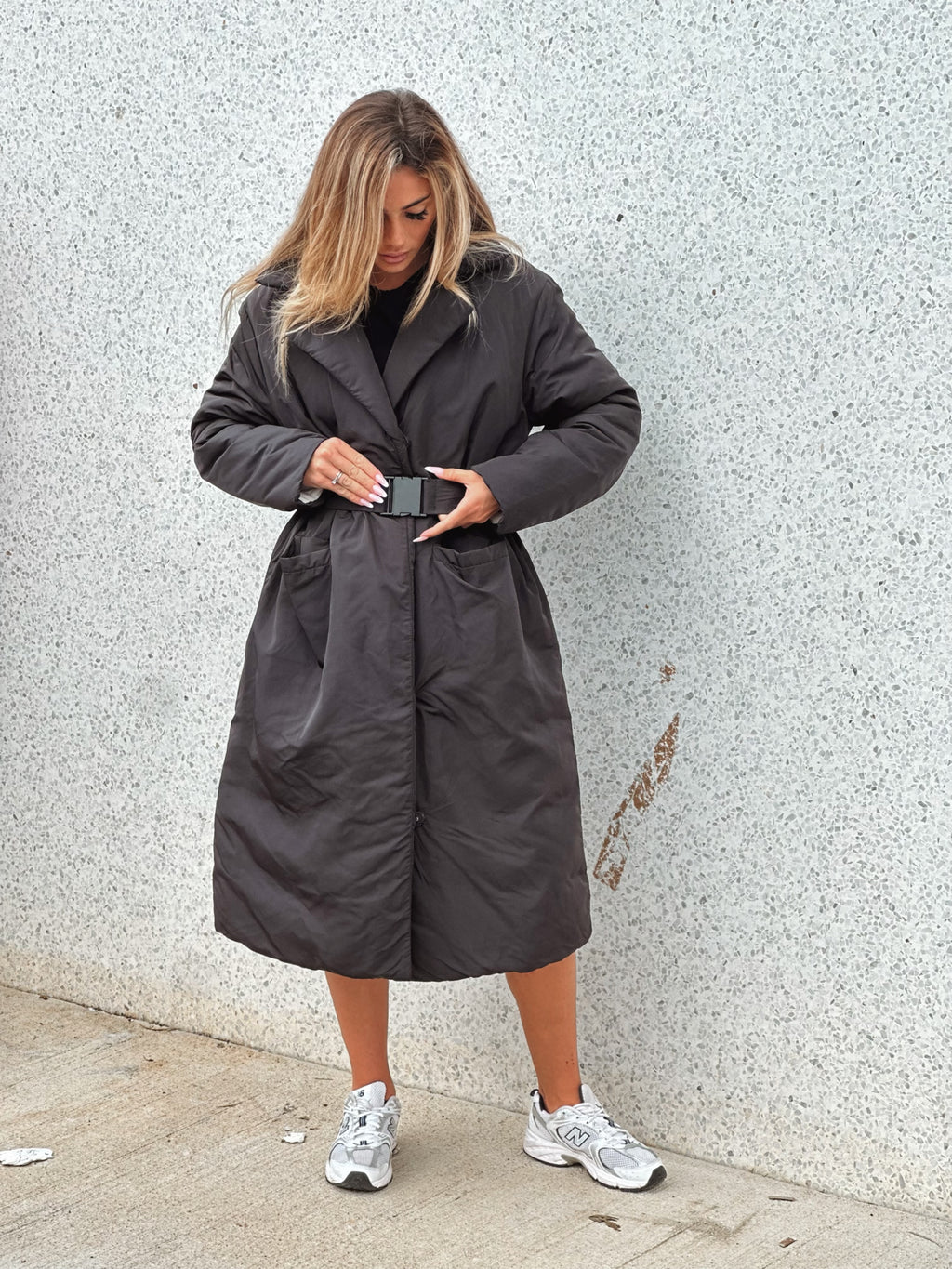 Lång pufferjacka med skärp