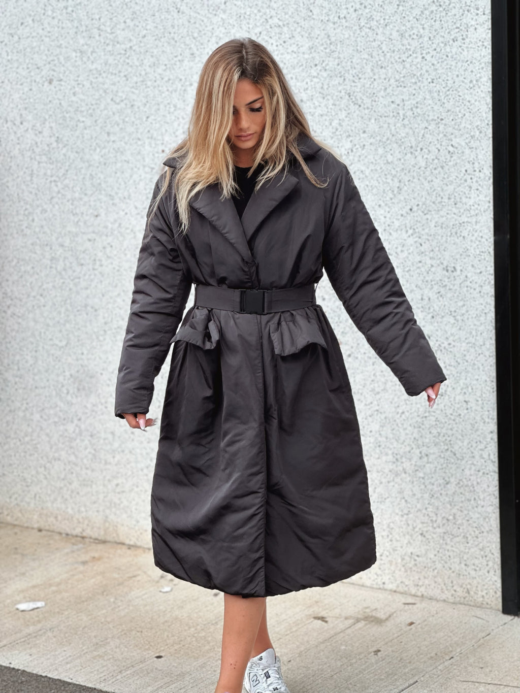 Lång pufferjacka med skärp