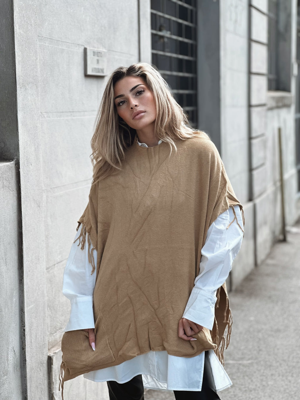 Stickad ponchoväst med fransdetaljer