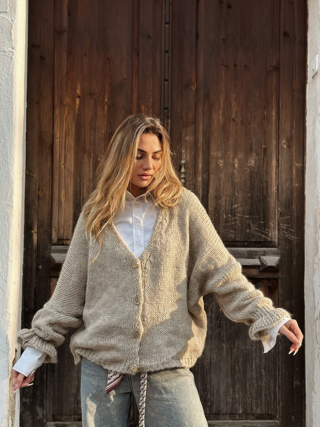 Stickad kofta med volangärm