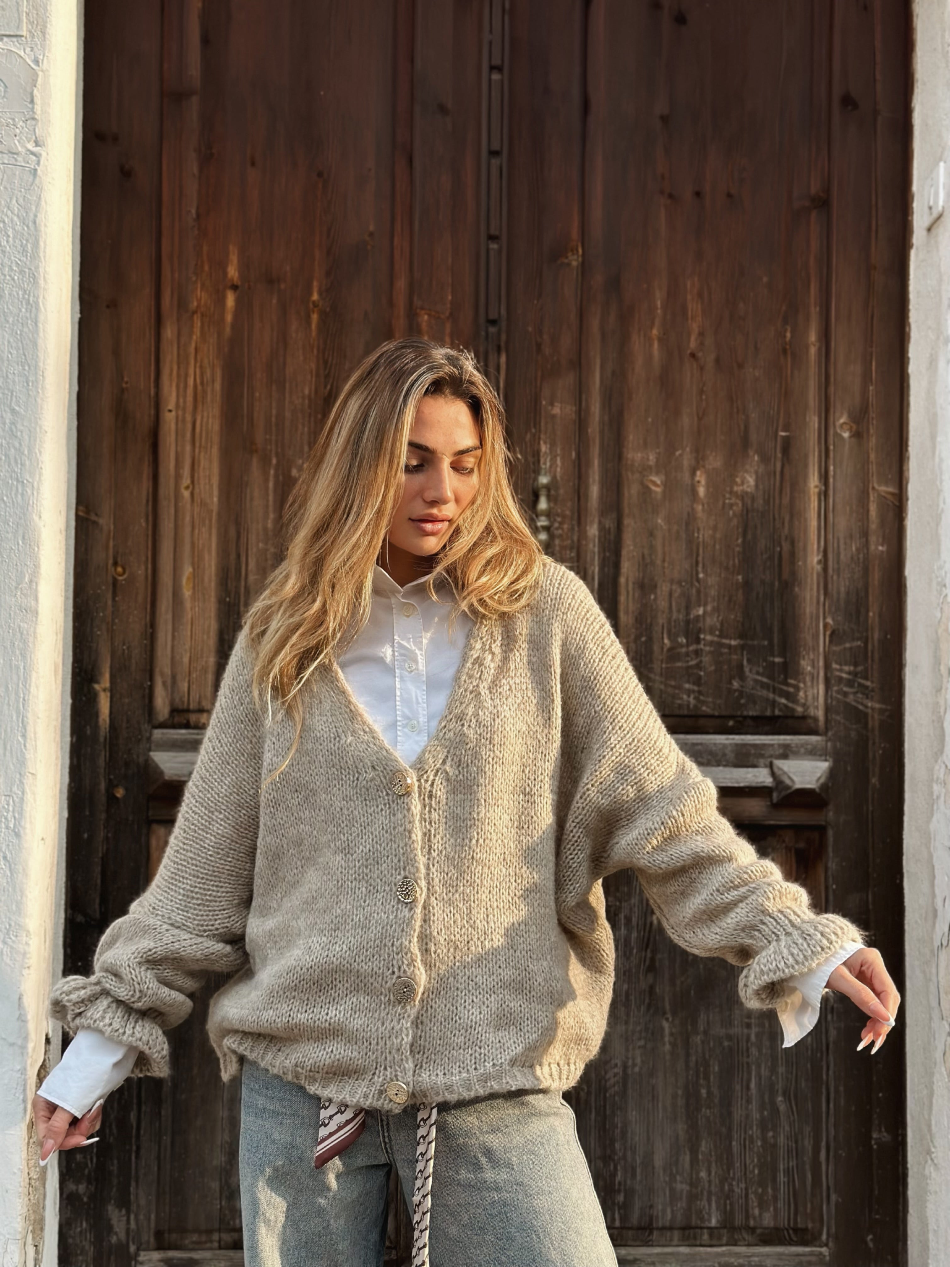 Stickad kofta med volangärm