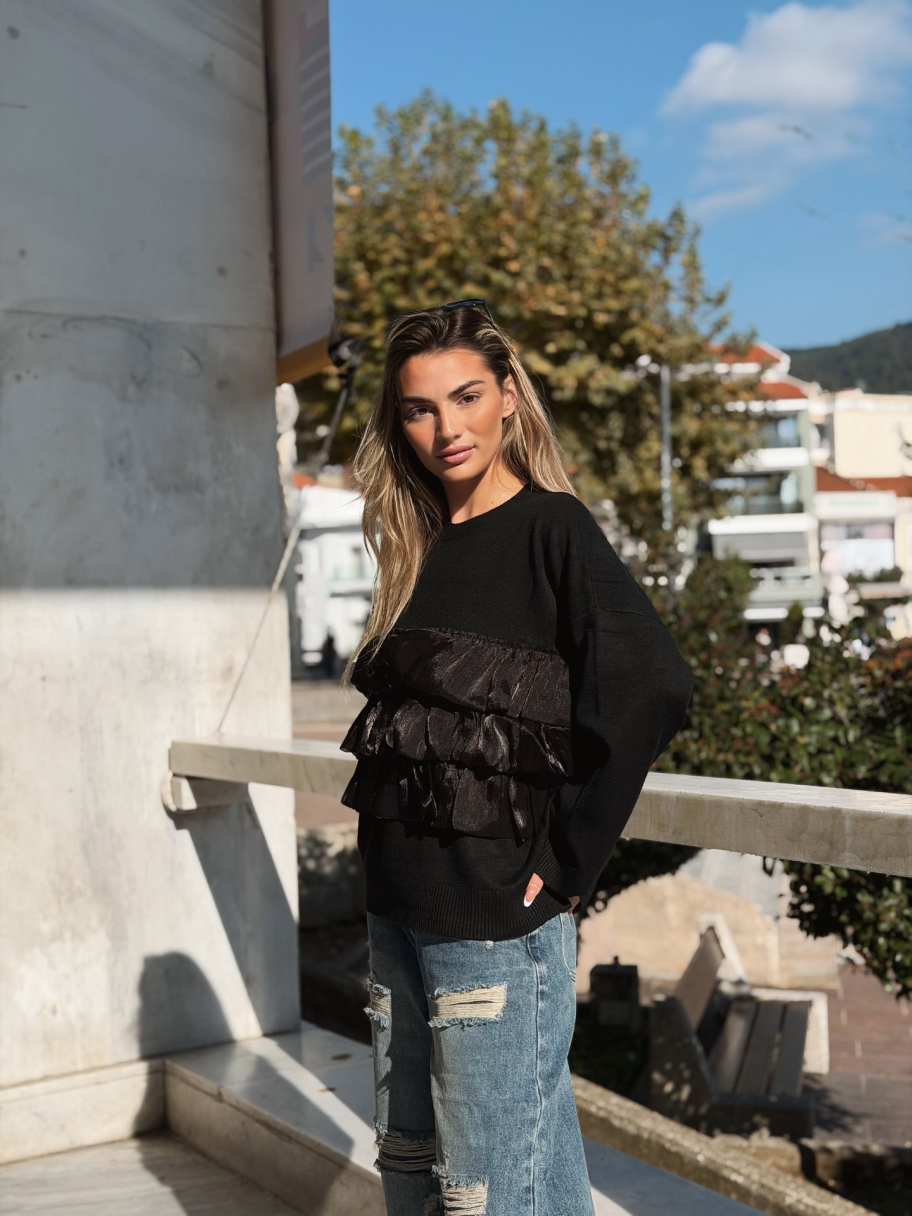 Stickad tröja med Volanger