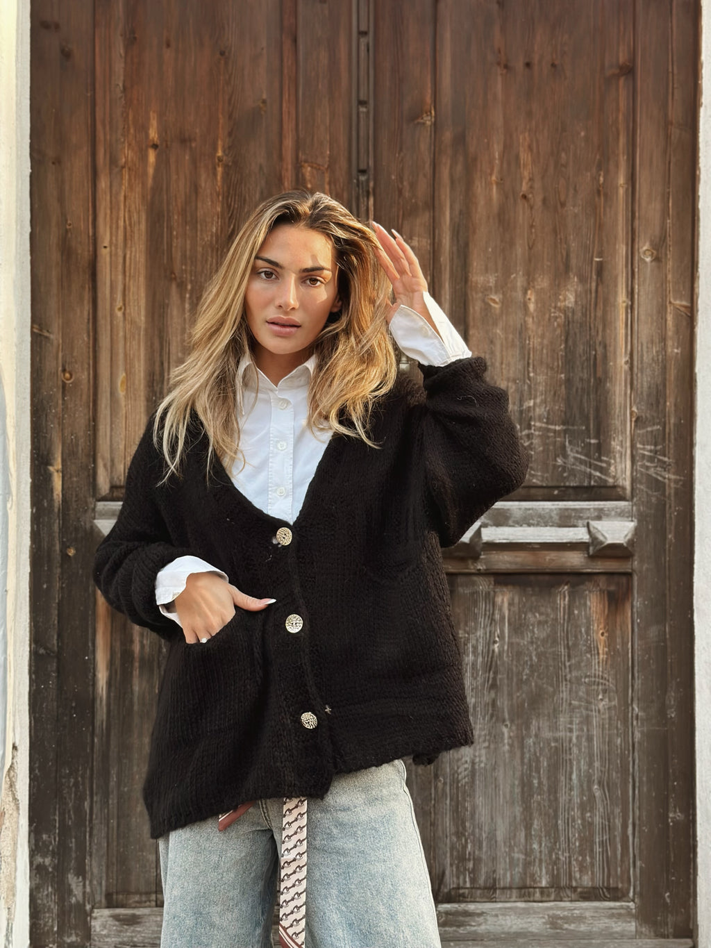 Stickad kofta med fickor och dekorativa knappar