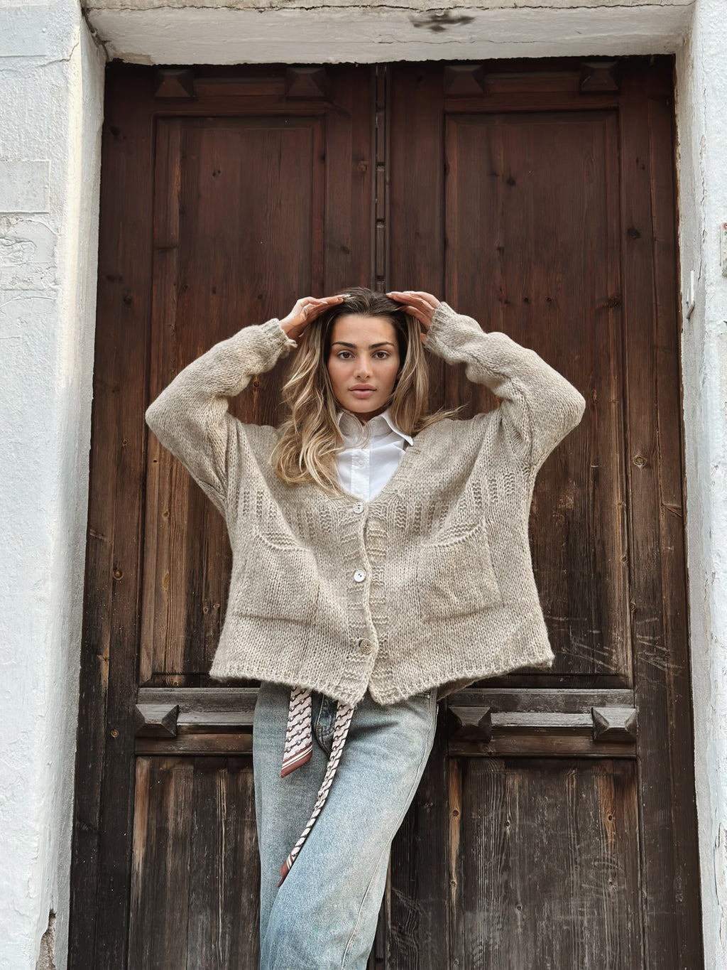 Stickad kofta med fickor och dekorativa knappar