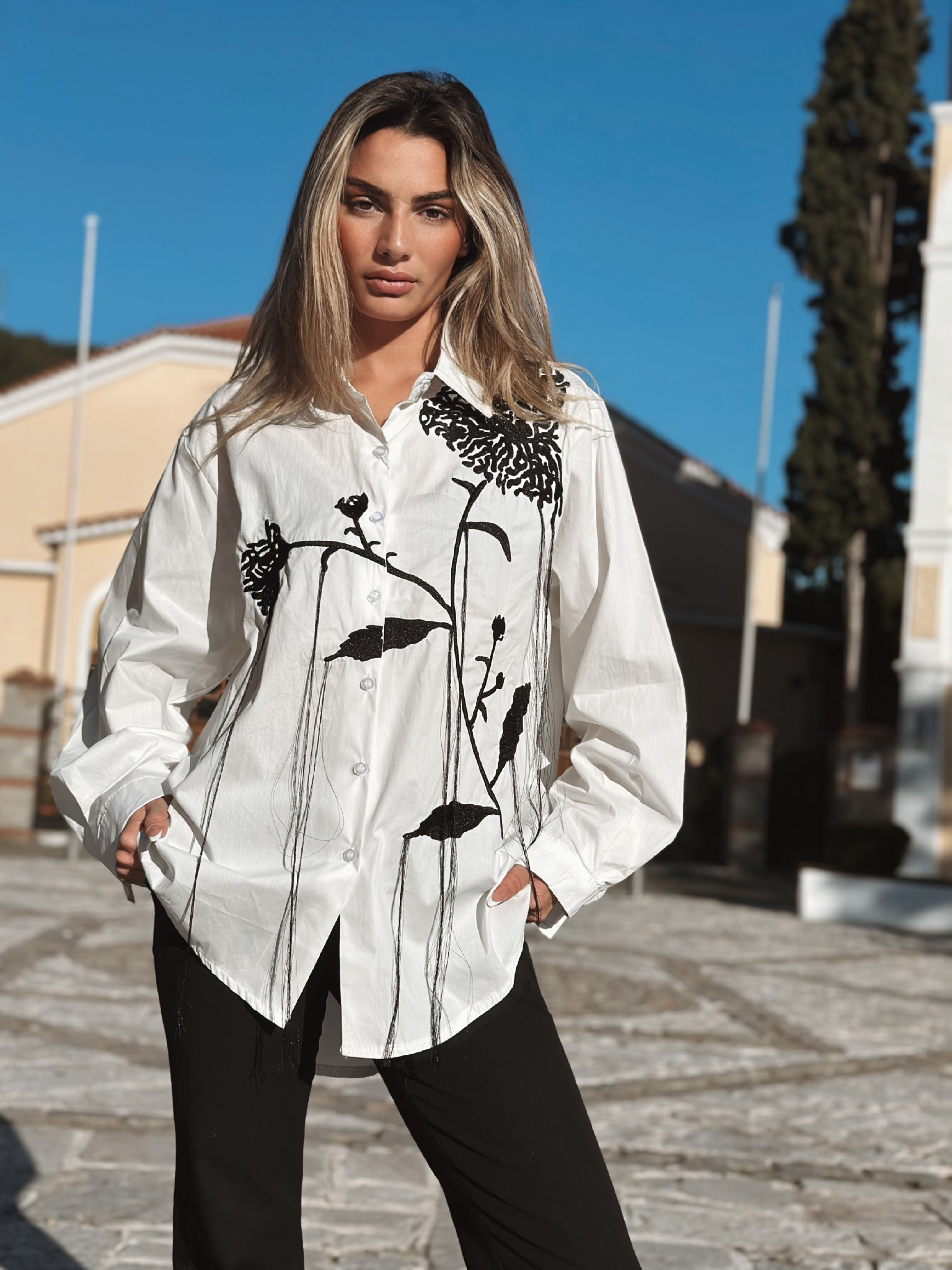 skjorta med detaljer